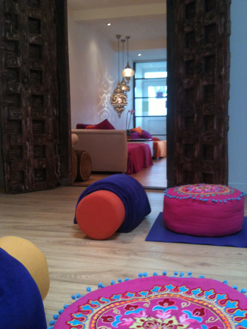 Als je onze yogastudio huurt zijn er een aantal basis (yoga) attributen aanwezig.